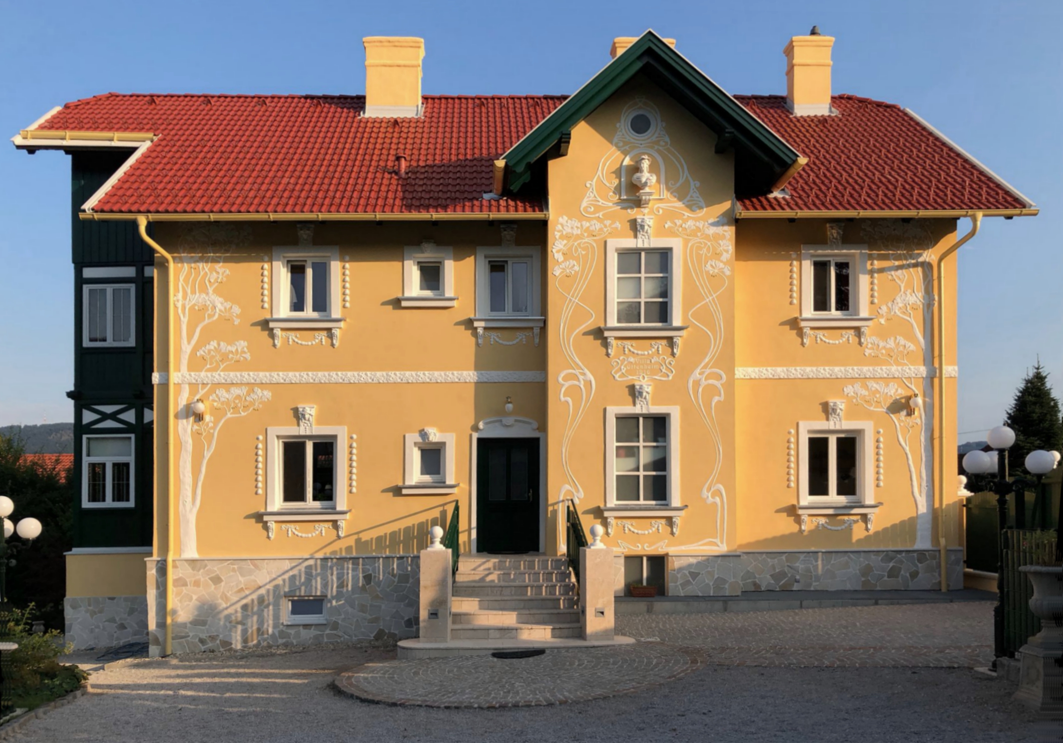 Elegante Jugendstil Villa nach der Restaurierung mit traditionellen Fassadenreliefs