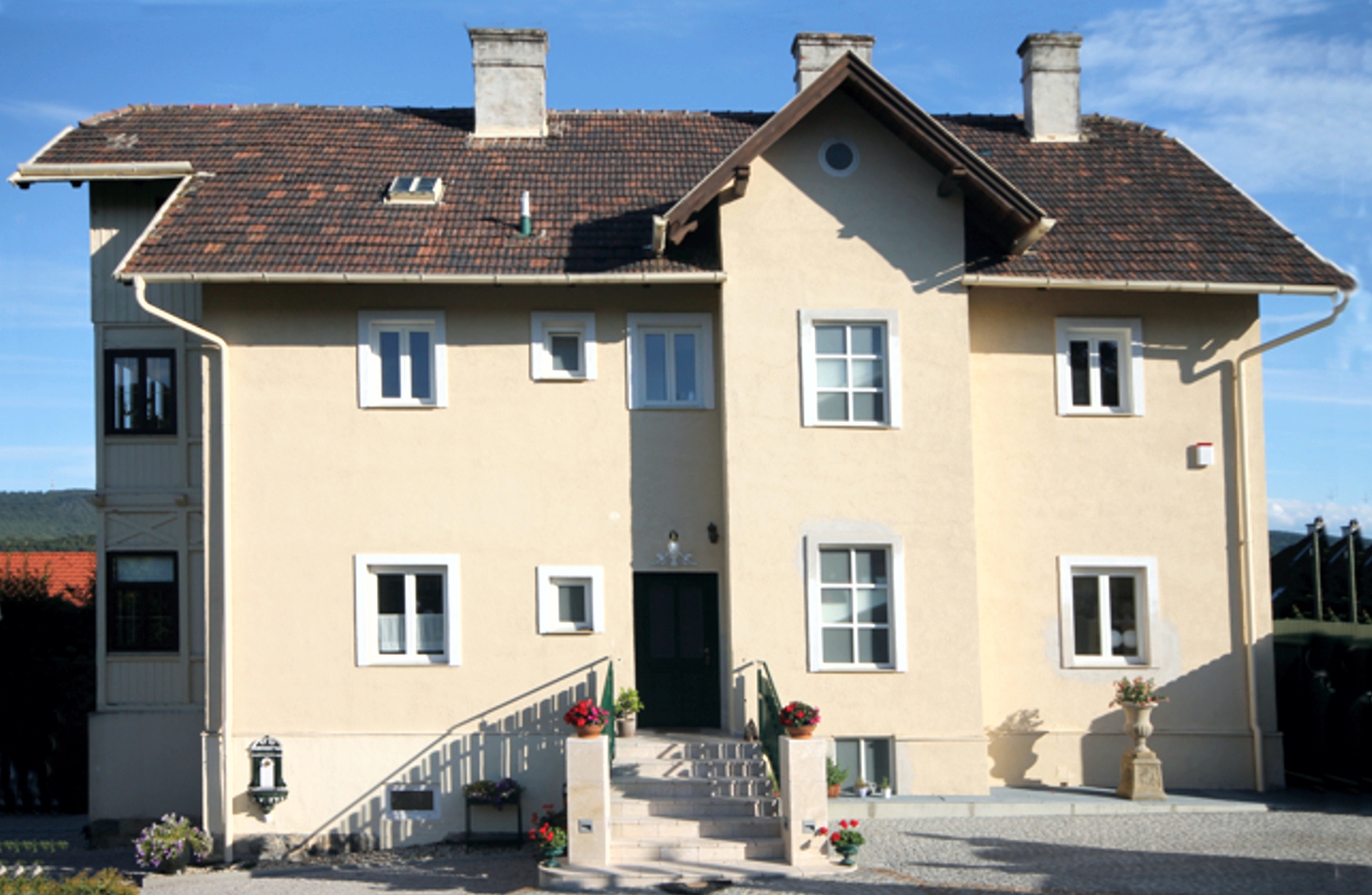 Villa Fassade vor der Restaurierung – schmucklos und sanierungsbedürftig